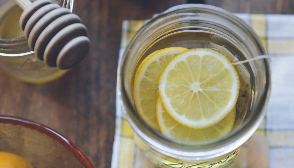 Tea infused with lemon and honey for nausea relief during pregnancy