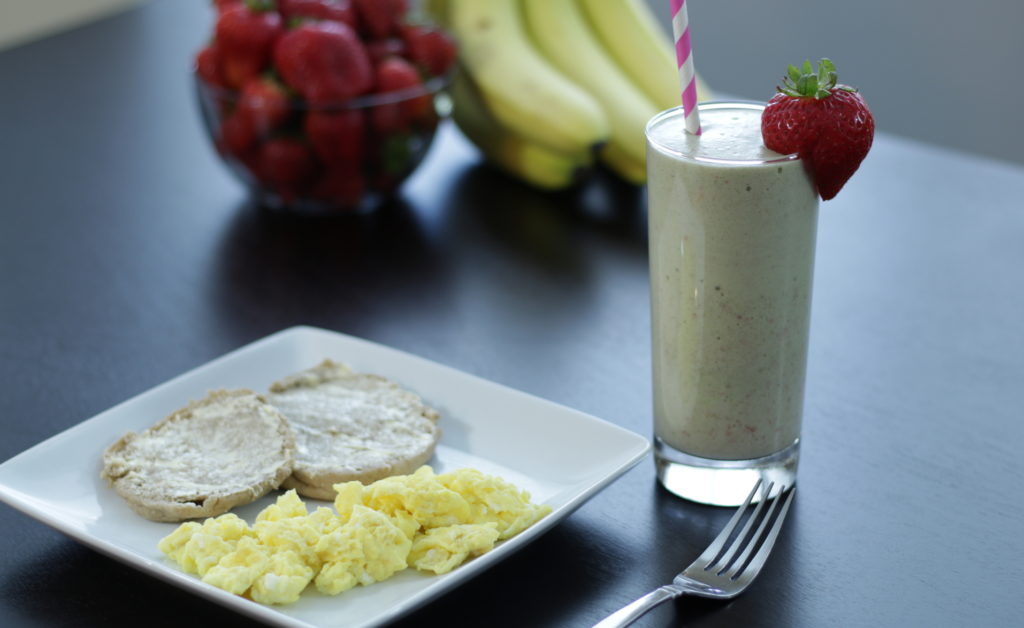 Forté Recipes: Strawberry Smoothie, eggs, and English Muffin